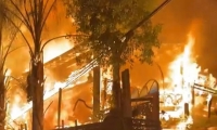 اشتعال النيران بنفايات بين المنازل يتسبب بحريق كبير داخل منزل في دالية الكرمل